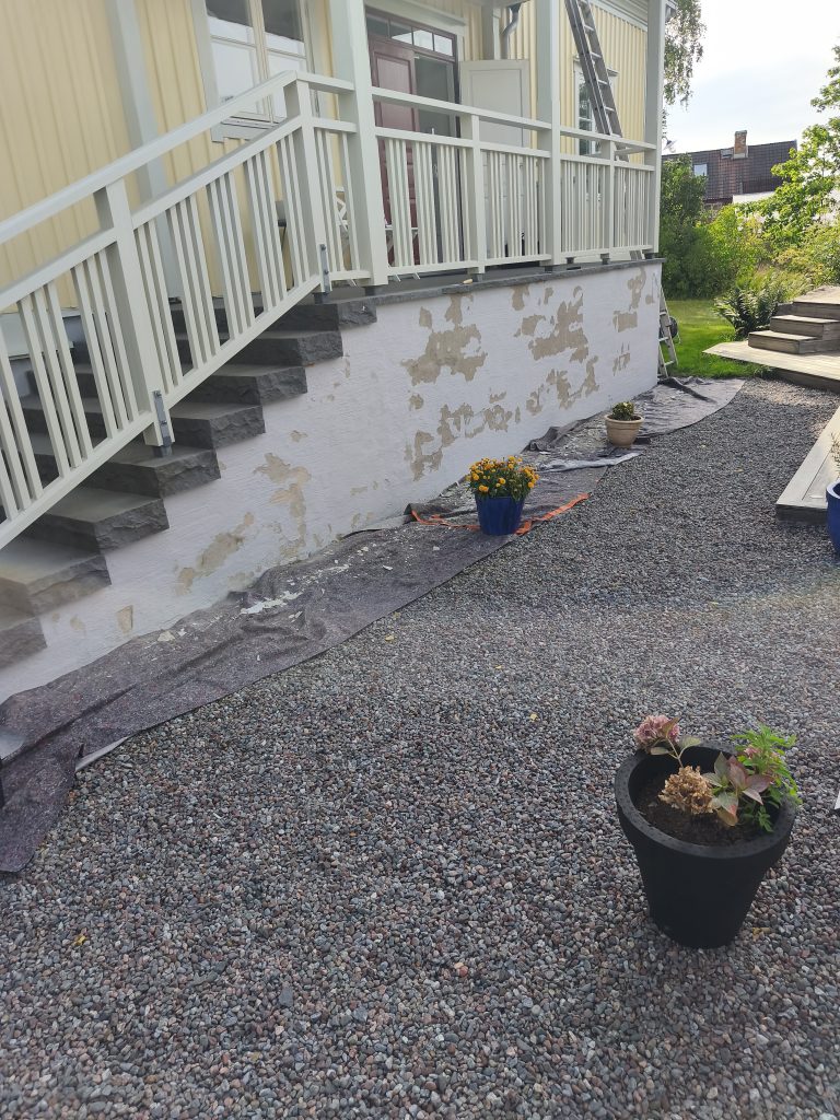 Kooruva krohviga sokkel ja trepipiire enne remonti