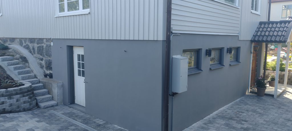 Hallikaks värvitud fassaad, kivitrepp ja uks pärast tööd