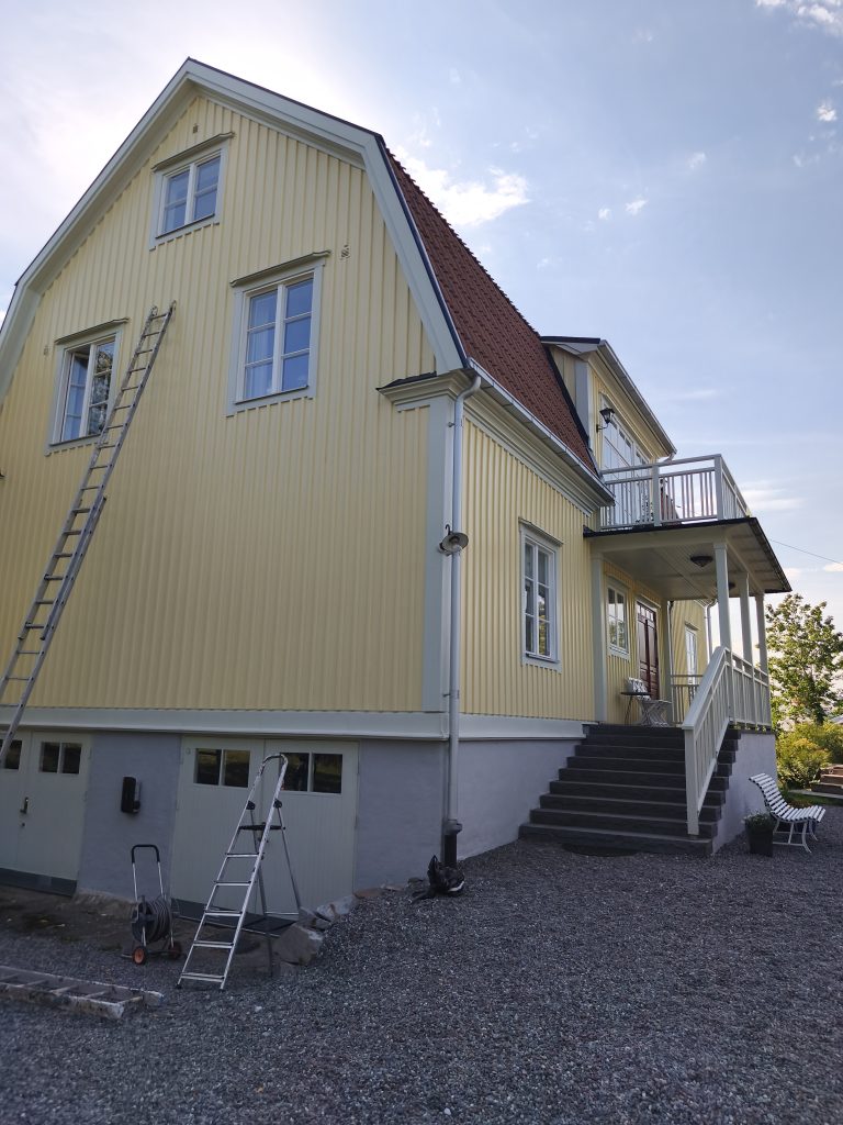 Kollane puitvilla, redel seina ääres ja valmis sokkel