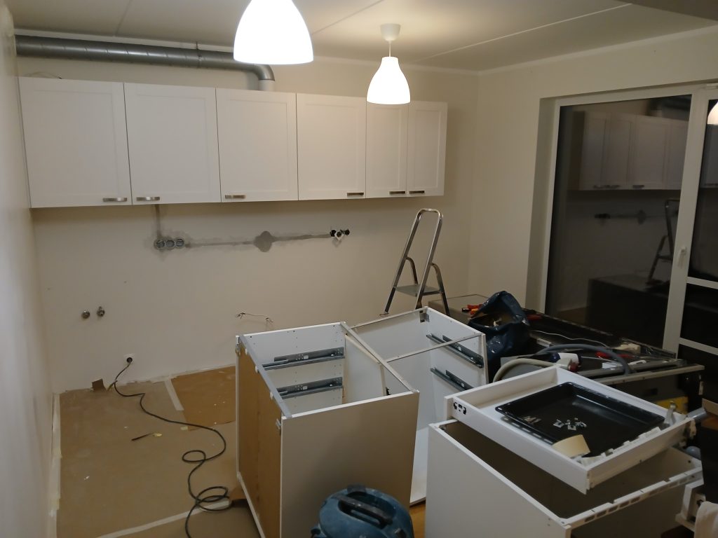Paigaldamata köögimööbel ja avatud torustik köögi renoveerimise ajal