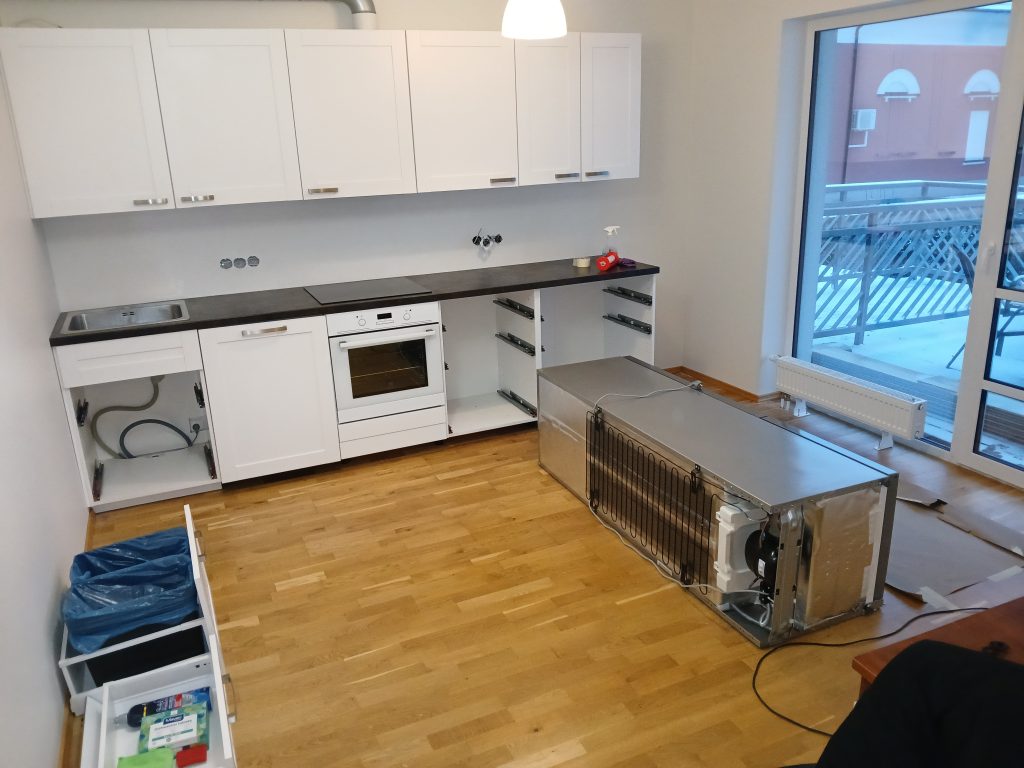 Valmis köök valge mööbli ja tumeda tööpinnaga