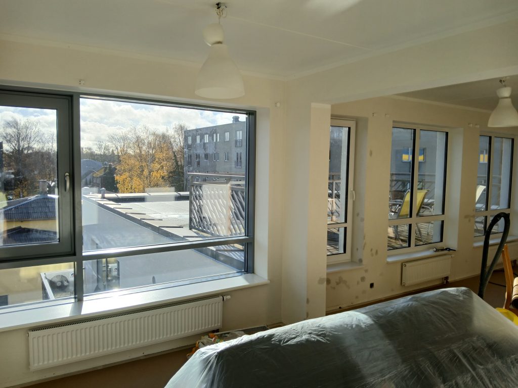 Suure aknaga magamistoa sein pärast värvimist