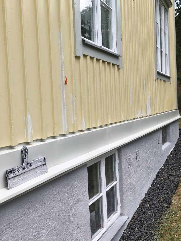 Krohvilabidas sokli serval värskelt viimistletud pinnal