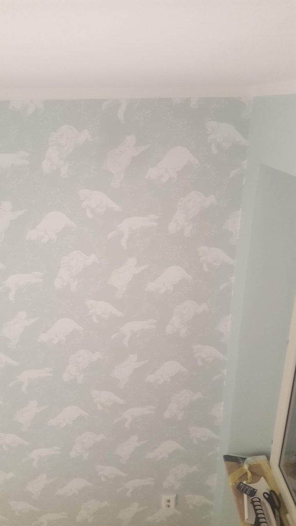 Mustriga tapeedi paigaldamine korteri seinale, tööriist aknalaual