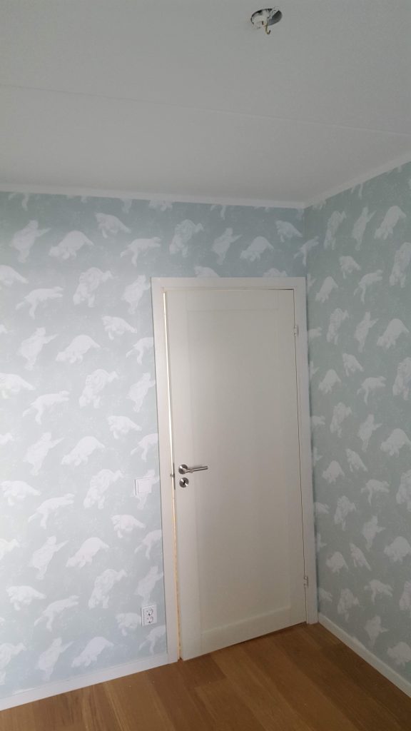 Mustriga tapeeditud sein ja värvitud valge siseuks
