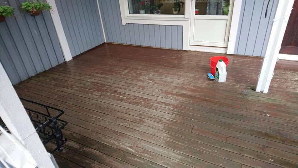 Ilmastikust hallinud terrassilaudis enne õlitamist