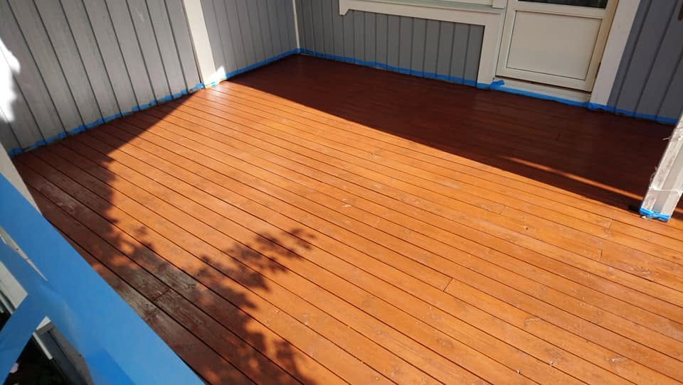 Terrassilaudis pärast õlitamist, servad veel maskeeritud