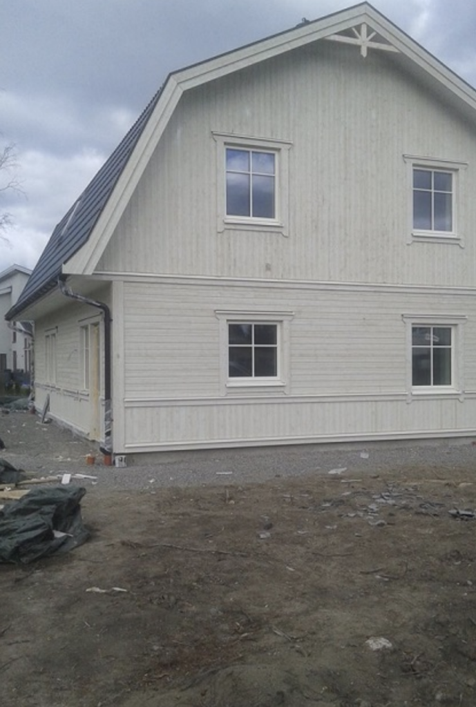 Uue elumaja hall voodrilaud ja aknad enne värvimist