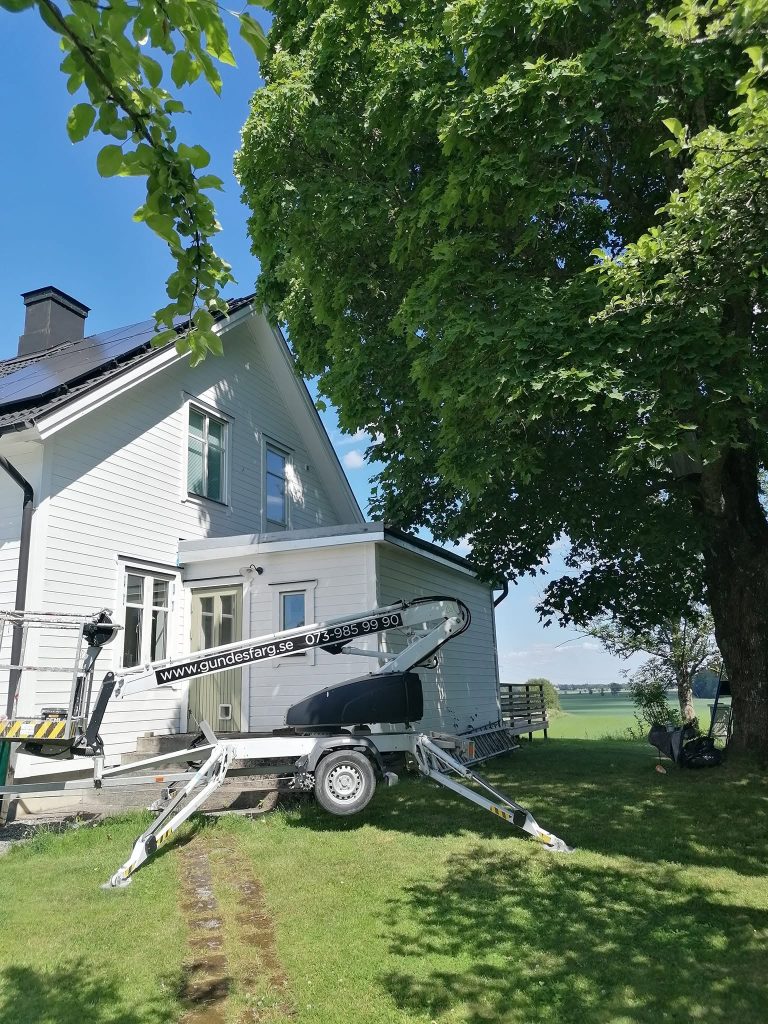 Korvtõstuk valge villa ees fassaaditööde ajal