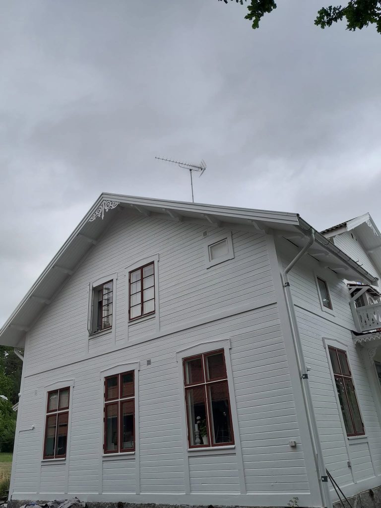 Valgeks värvitud villa viilsein pruunide aknaraamidega